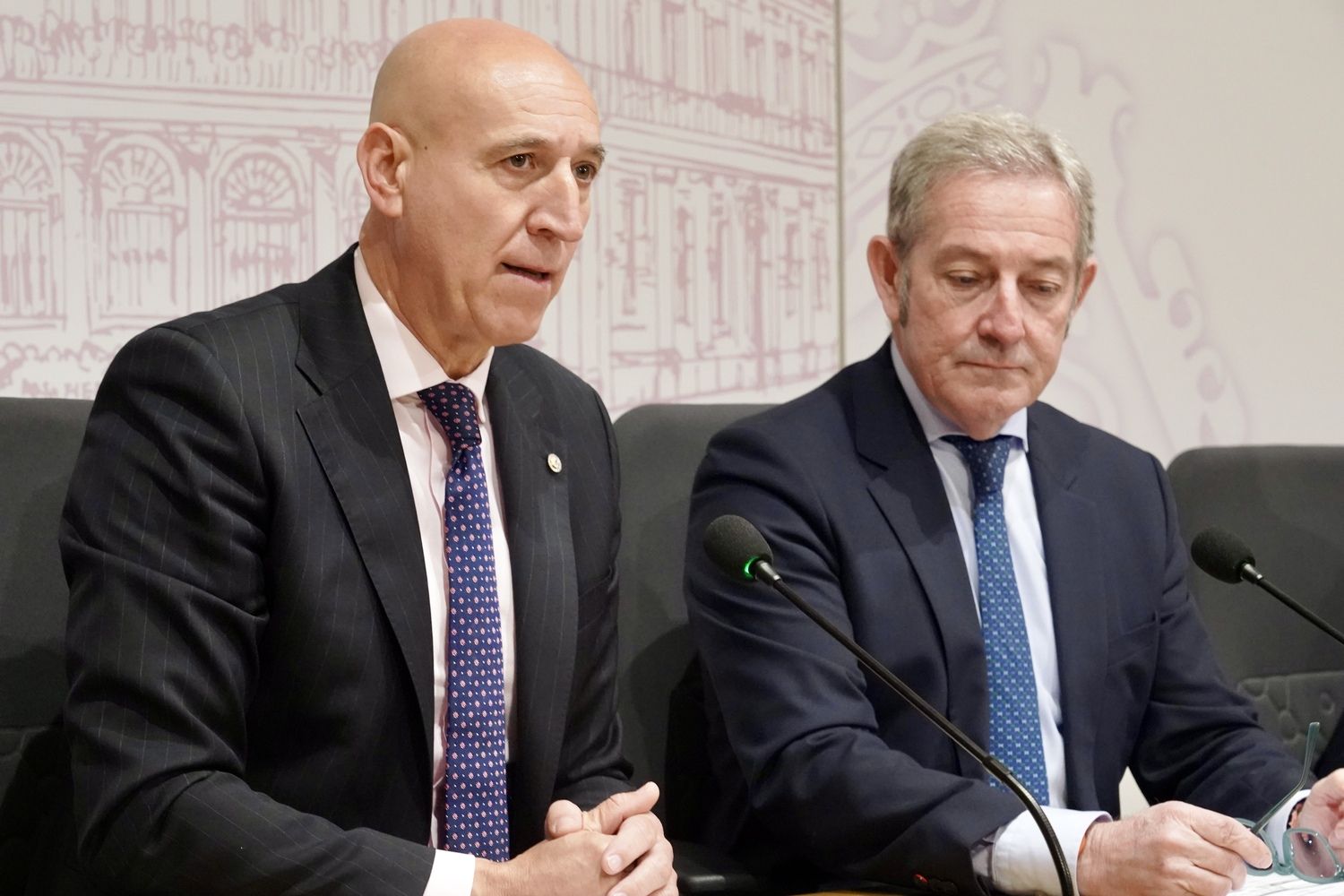 El alcalde de León, José Antonio Diez, y el presidente de la Camara de Comercio de León, Javier Vega, en la presentación de una nueva campaña de bonos al consumo | Campillo / ICAL