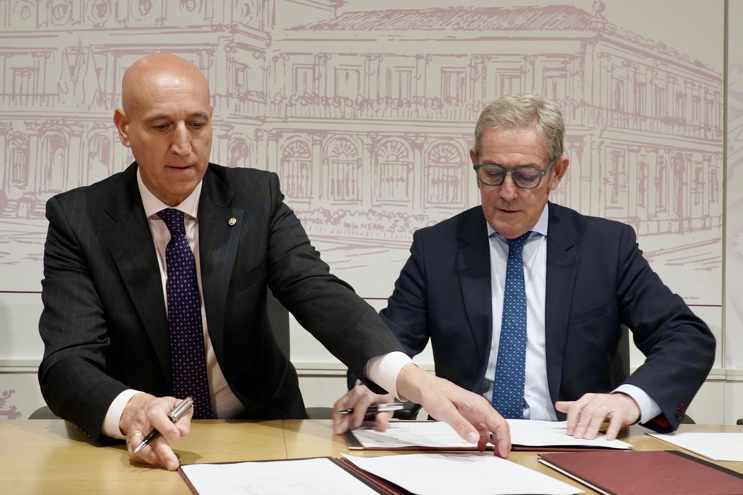 El alcalde de León, José Antonio Diez, y el presidente de la Camara de Comercio de León, Javier Vega, en la presentación de una nueva campaña de bonos al consumo | Campillo / ICAL