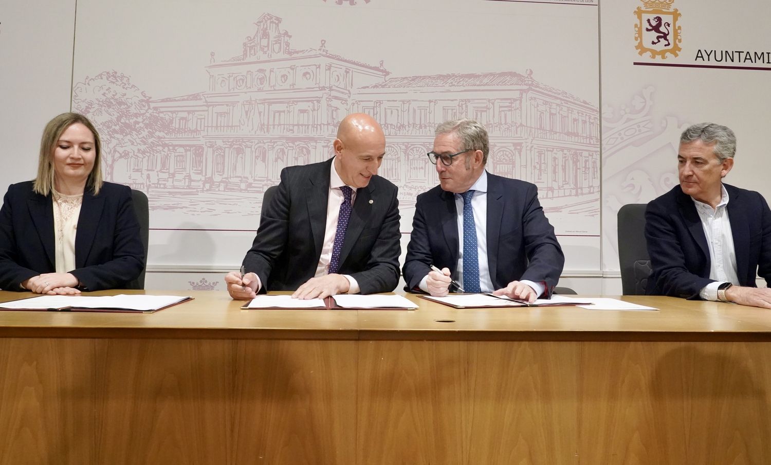 El alcalde de León, José Antonio Diez, y el presidente de la Camara de Comercio de León, Javier Vega, en la presentación de una nueva campaña de bonos al consumo | Campillo / ICAL