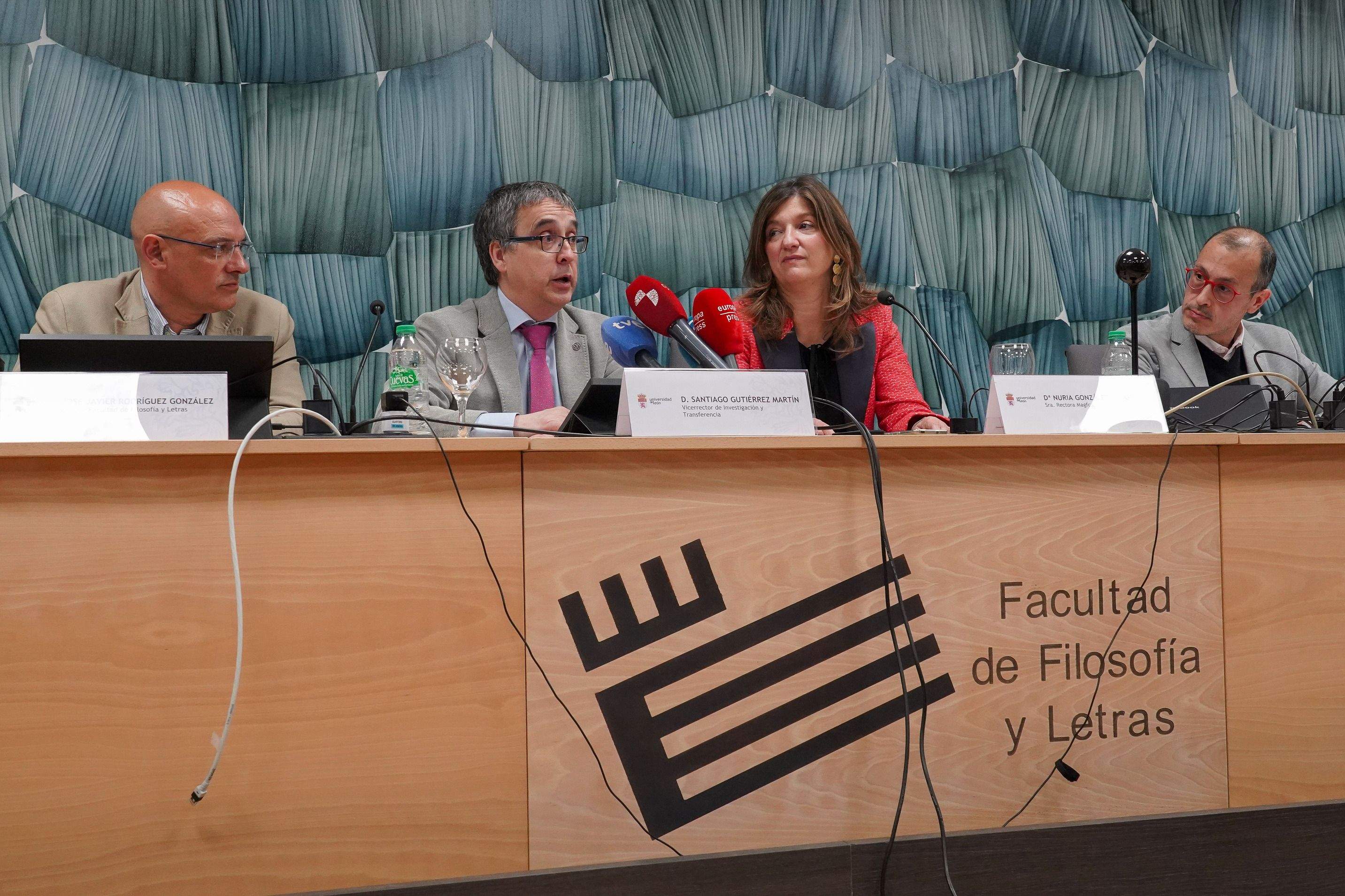 El Laboratorio Digital del Instituto de Humanismo y Tradición Clásica de la Universidad de León presenta un equipo fotográfico de alta resolución para el análisis de obras de arte | Campillo / ICAL