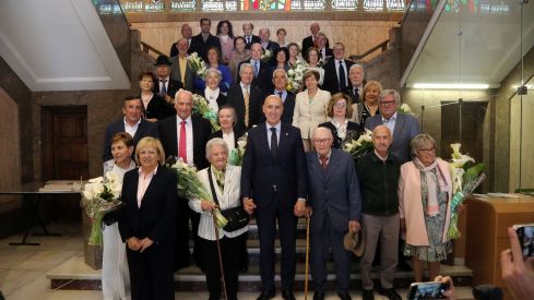 León rinde homenaje a 15 parejas que celebran sus Bodas de Oro y de  Diamante