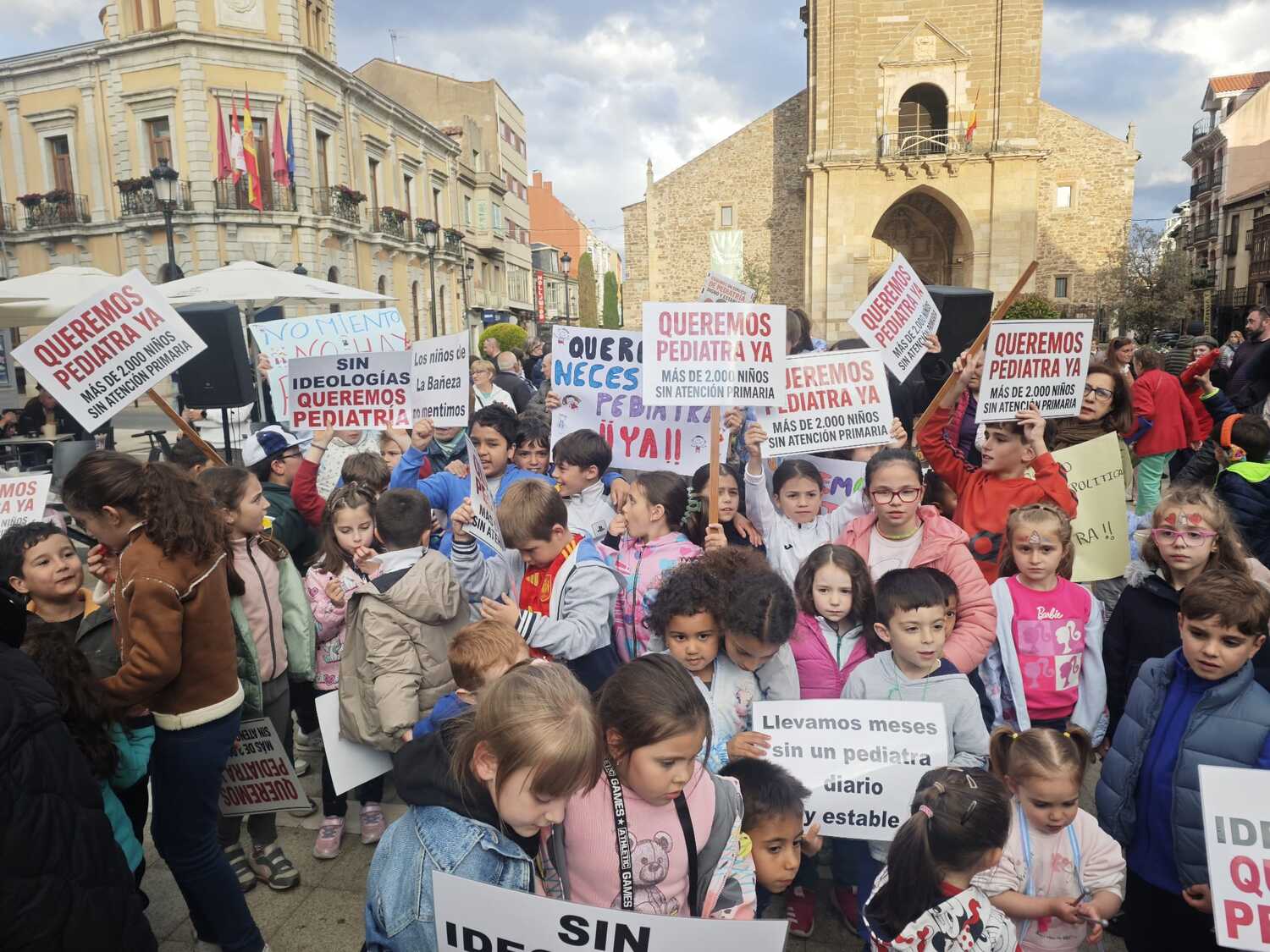Los padres y madres de La Bañeza vuelven a concentrarse por el servicio de Pediatría: "No queremos más parches"