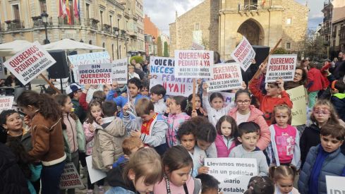 Las familias bañezanas vuelven a concentrarse por el servicio de Pediatría: "No queremos más parches"