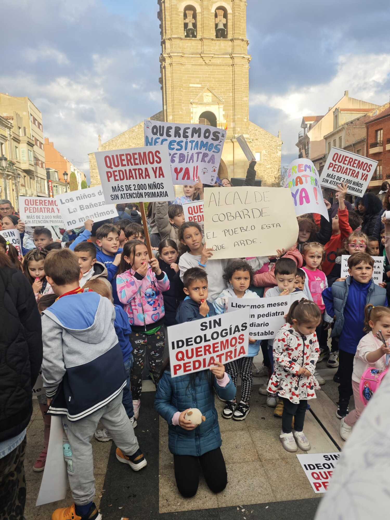 Las familias bañezanas vuelven a concentrarse por el servicio de Pediatría: "No queremos más parches"
