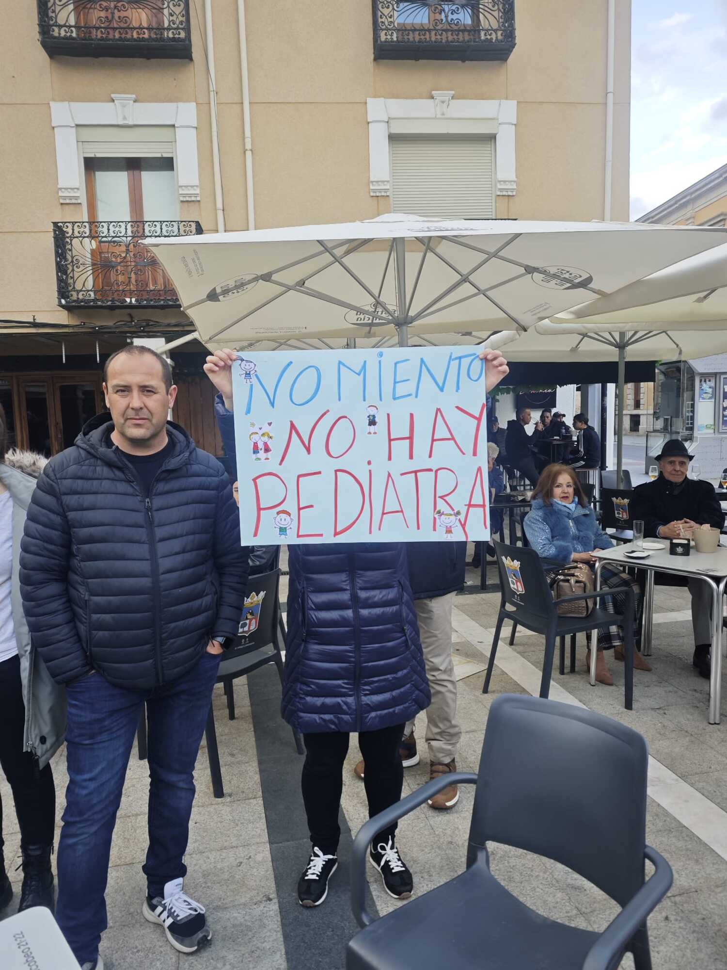 Las familias bañezanas vuelven a concentrarse por el servicio de Pediatría: "No queremos más parches"