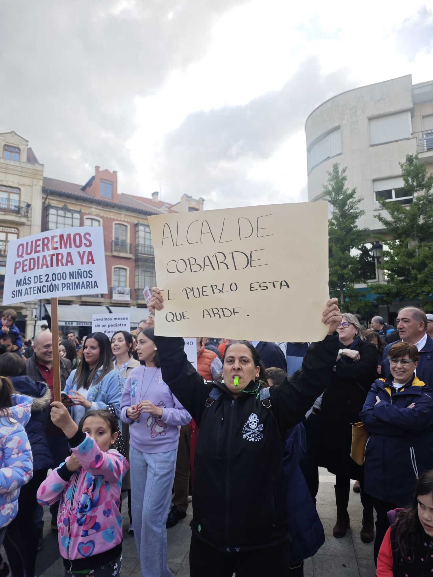 Las familias bañezanas vuelven a concentrarse por el servicio de Pediatría: "No queremos más parches"