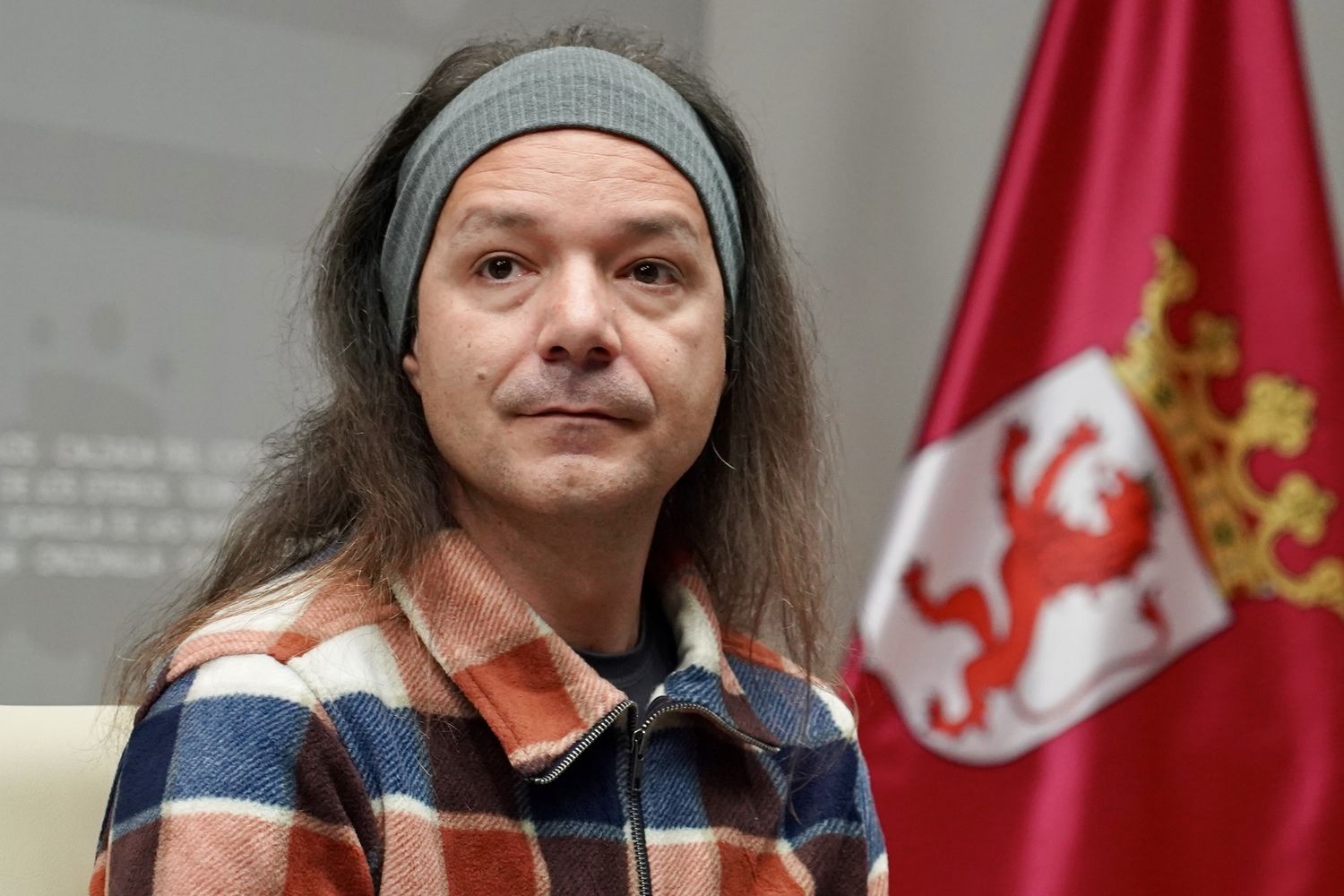 El diputado de Cultura, Arte y Patrimonio de la Diputación de León, Emilio Martínez, presenta las Jornadas Geolaciana acompañado del coordinador de las jornadas, Rodrigo Castaño de Luis, y el representante del Aula Geológica de Robles y miembro de la asociación Amigos de Sierra Pambley, Policarpo Fernández López