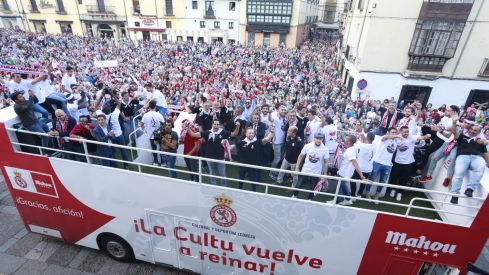 Celebración del último ascenso de la Cultural y Deportiva Leonesa en la ciudad de León | Campillo / ICAL Celebración del último ascenso de la Cultural y Deportiva Leonesa en la ciudad de León | Campillo / ICAL
