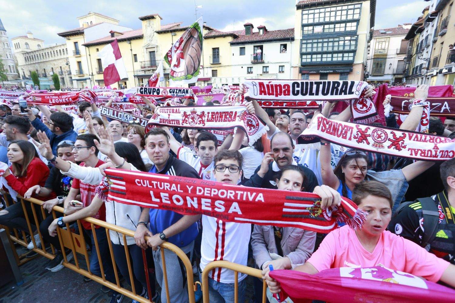 Aficionados de la Cultural y Deportiva Leonesa en la celebración del último ascenso del equipo a Segunda División
