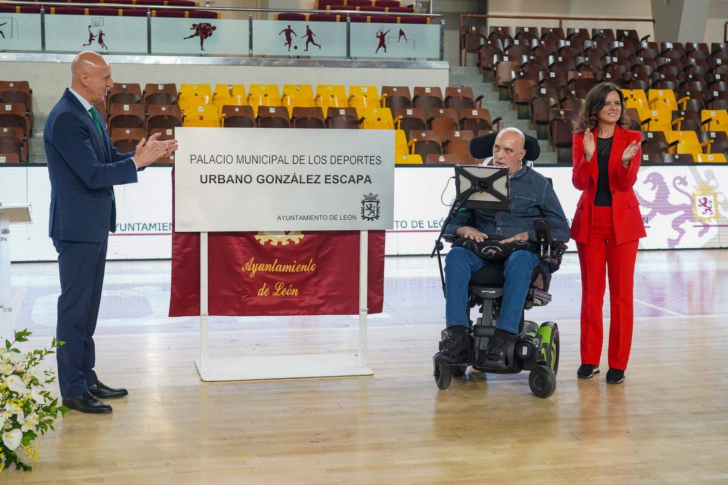 El alcalde de León, José Antonio Diez, preside el acto de descubrimiento de la placa del Palacio Municipal de Deportes Urbano González Escapa | Campillo / ICAL