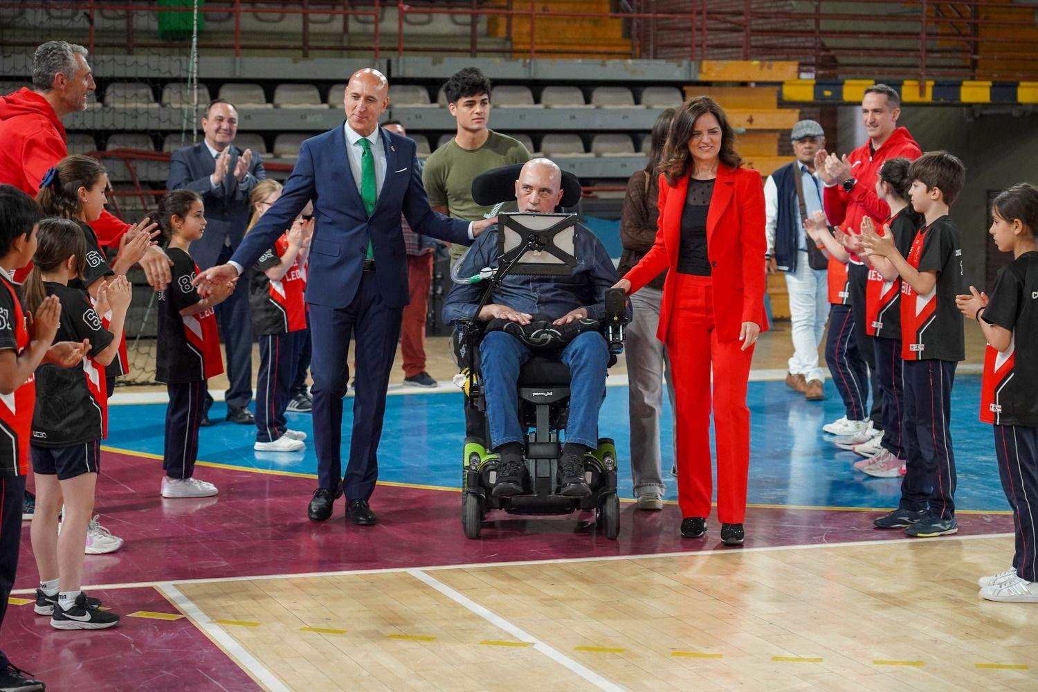 El alcalde de León, José Antonio Diez, preside el acto de descubrimiento de la placa del Palacio Municipal de Deportes Urbano González Escapa | Campillo / ICAL