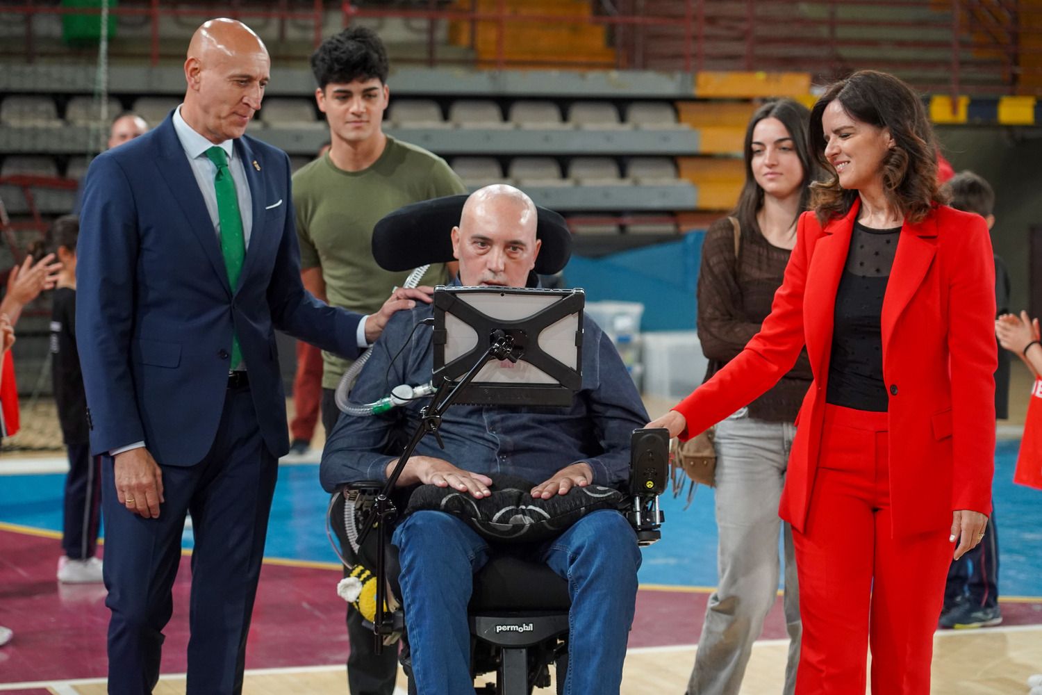 El alcalde de León, José Antonio Diez, preside el acto de descubrimiento de la placa del Palacio Municipal de Deportes Urbano González Escapa | Campillo / ICAL