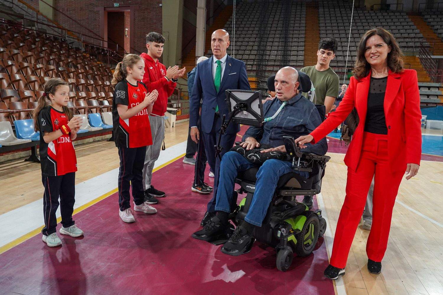 El alcalde de León, José Antonio Diez, preside el acto de descubrimiento de la placa del Palacio Municipal de Deportes Urbano González Escapa | Campillo / ICAL