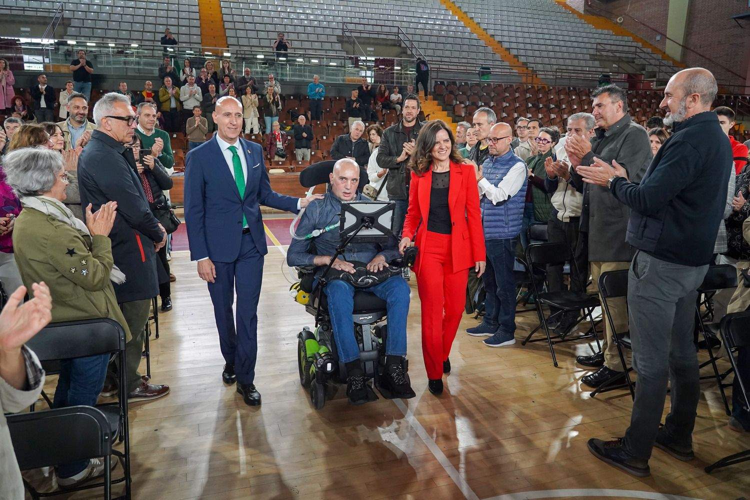 El alcalde de León, José Antonio Diez, preside el acto de descubrimiento de la placa del Palacio Municipal de Deportes Urbano González Escapa | Campillo / ICAL