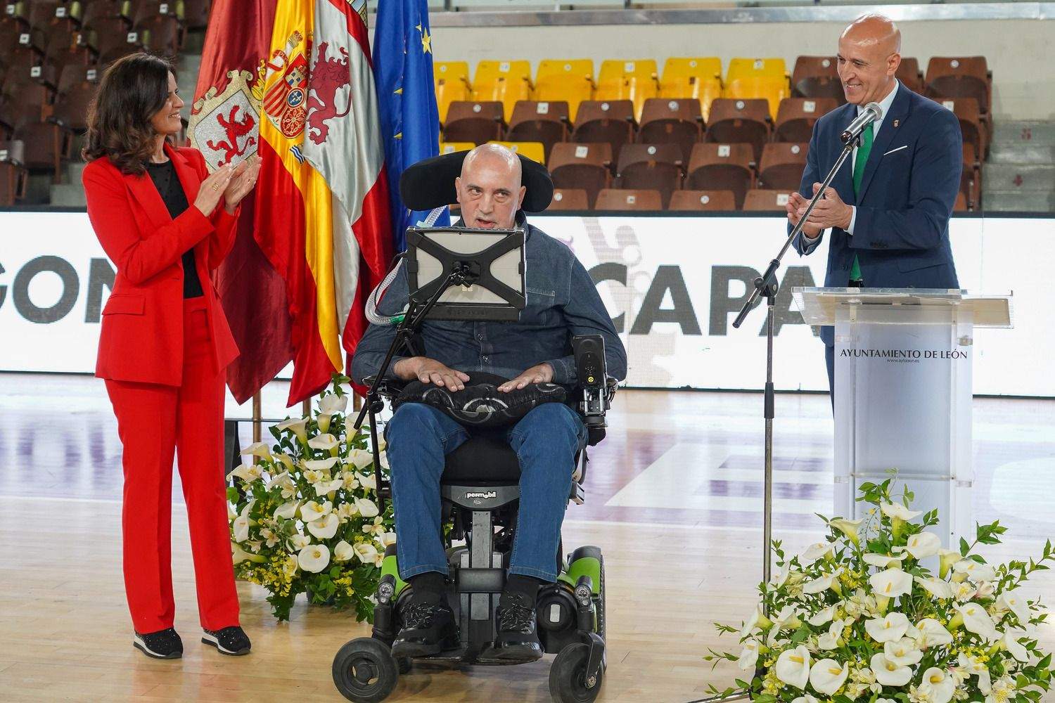 El alcalde de León, José Antonio Diez, preside el acto de descubrimiento de la placa del Palacio Municipal de Deportes Urbano González Escapa | Campillo / ICAL