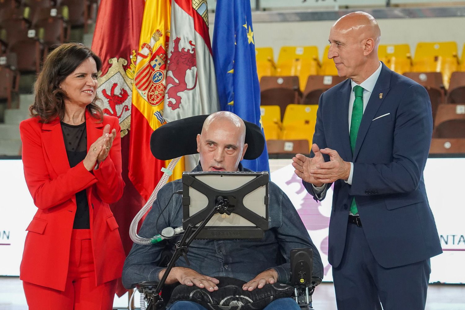 El alcalde de León, José Antonio Diez, preside el acto de descubrimiento de la placa del Palacio Municipal de Deportes Urbano González Escapa | Campillo / ICAL