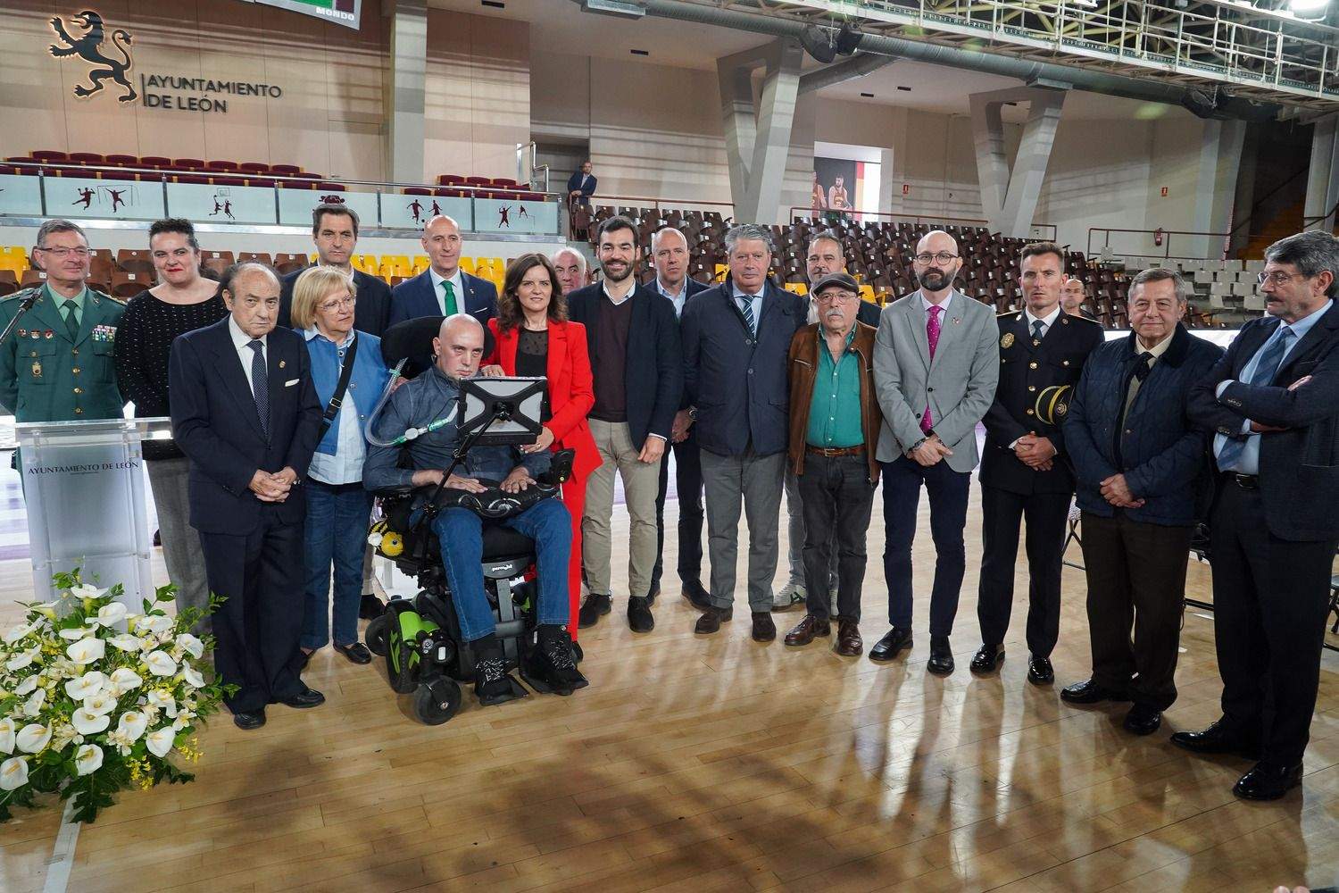 El alcalde de León, José Antonio Diez, preside el acto de descubrimiento de la placa del Palacio Municipal de Deportes Urbano González Escapa | Campillo / ICAL