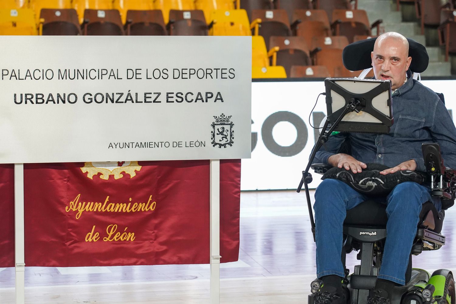El alcalde de León, José Antonio Diez, preside el acto de descubrimiento de la placa del Palacio Municipal de Deportes Urbano González Escapa | Campillo / ICAL