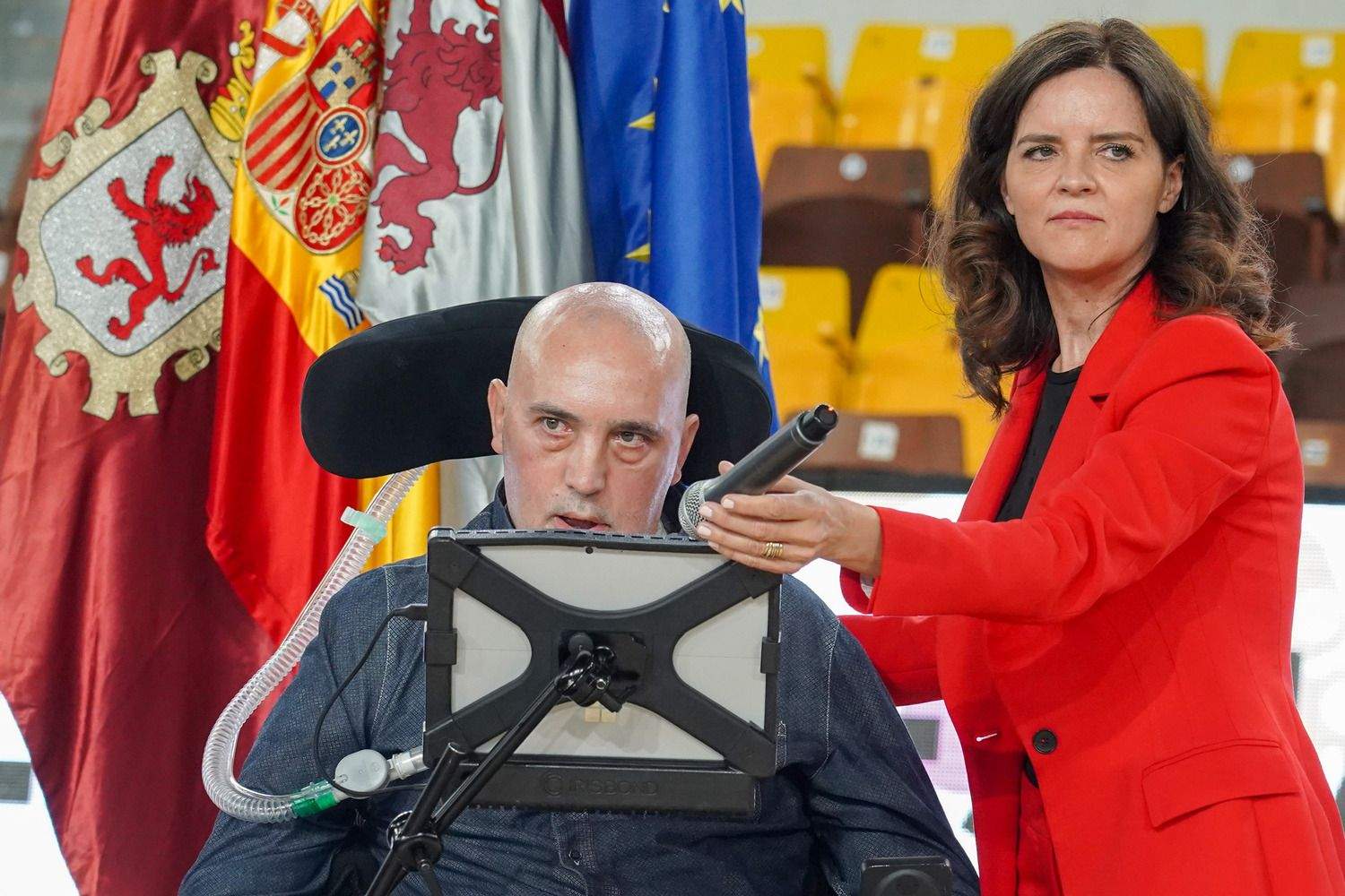 El alcalde de León, José Antonio Diez, preside el acto de descubrimiento de la placa del Palacio Municipal de Deportes Urbano González Escapa | Campillo / ICAL