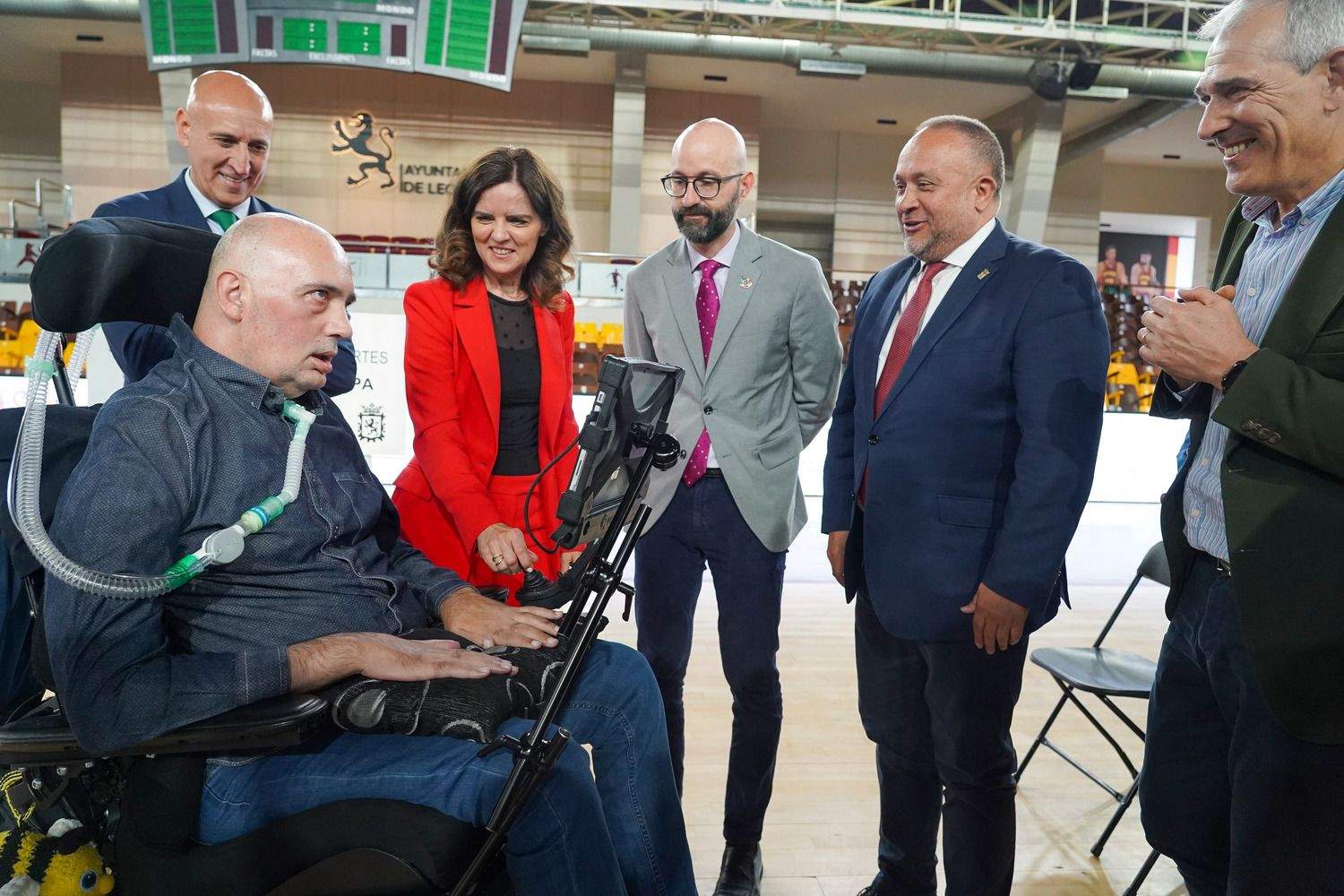 El alcalde de León, José Antonio Diez, preside el acto de descubrimiento de la placa del Palacio Municipal de Deportes Urbano González Escapa | Campillo / ICAL