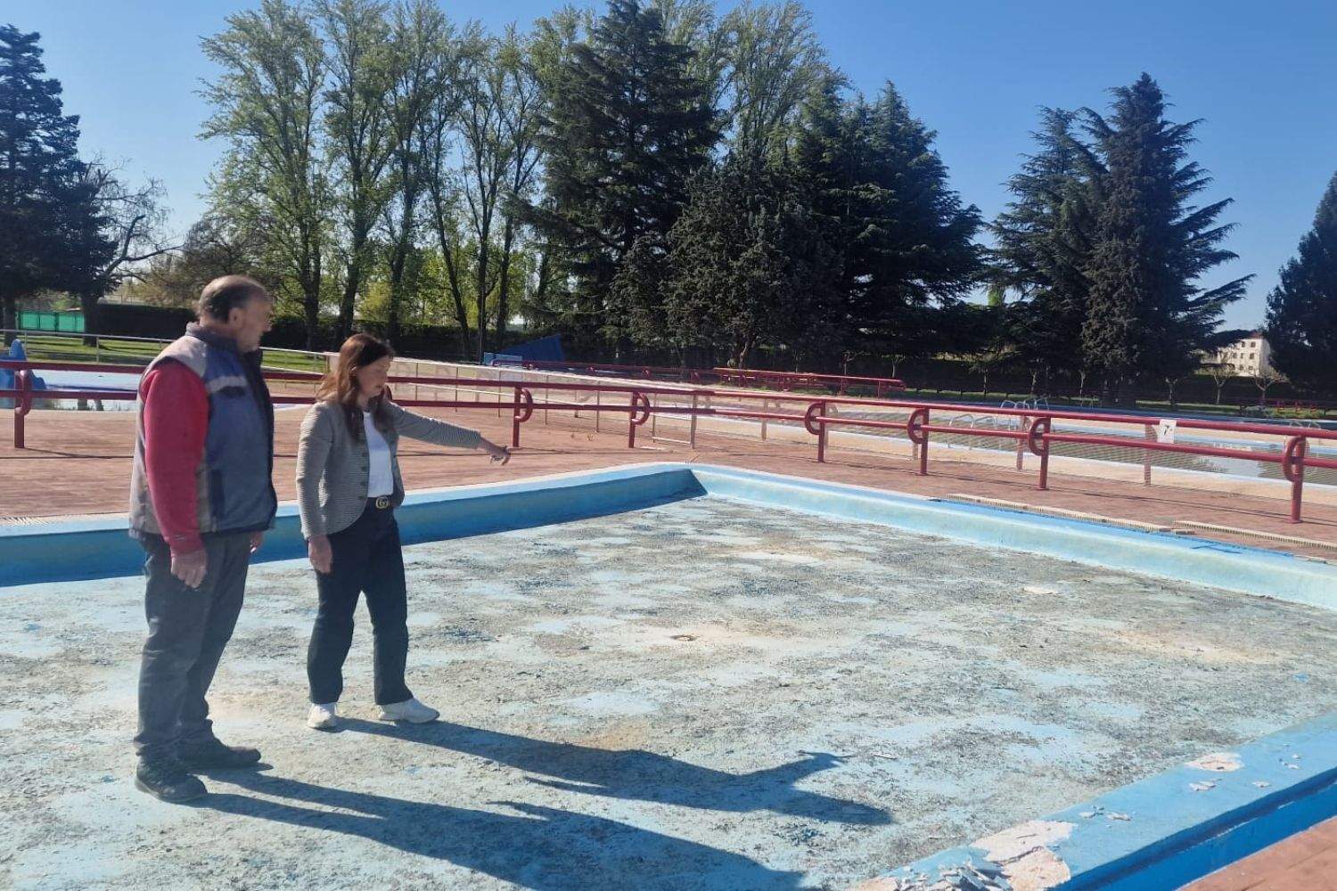 La Bañeza mejora su piscina municipal con nuevas zonas infantiles