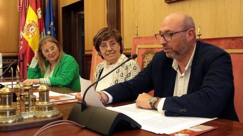  Los cocineros Yolanda León y Juanjo Pérez, del restaurante Cocinandos, ofrecen el pregón inaugural de la Feria del Libro de León | Peio García / ICAL