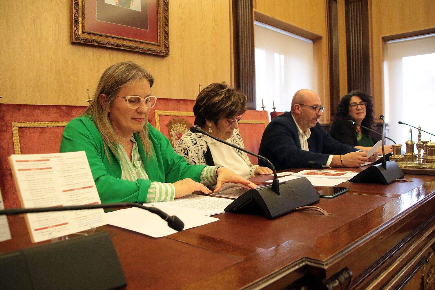  Los cocineros Yolanda León y Juanjo Pérez, del restaurante Cocinandos, ofrecen el pregón inaugural de la Feria del Libro de León | Peio García / ICAL