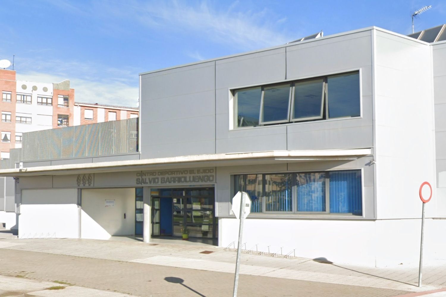 El Ayuntamiento de León invierte 220.000 euros en la renovación de la cubierta de la piscina Salvio Barrioluengo