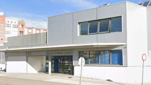 El Ayuntamiento de León invierte 220.000 euros en la renovación de la cubierta de la piscina Salvio Barrioluengo