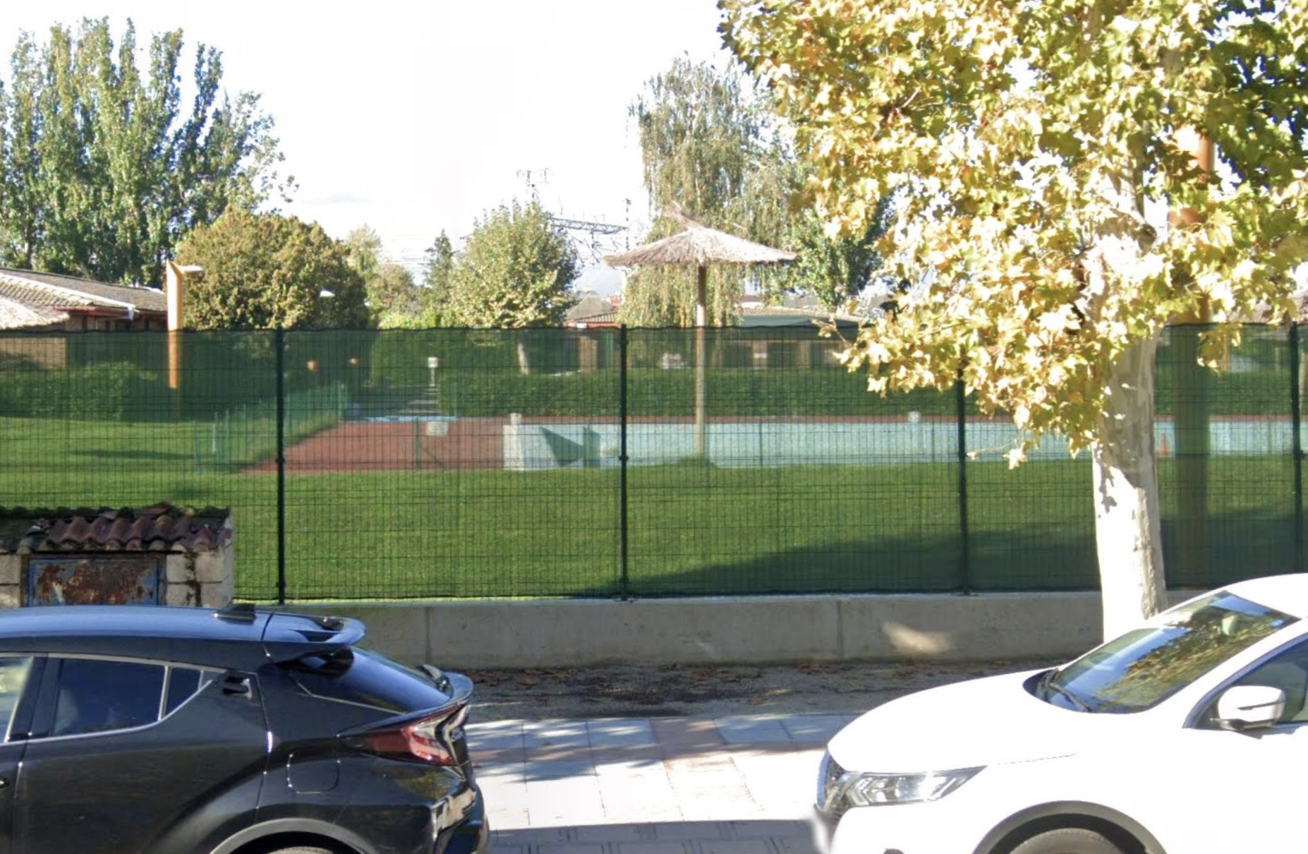 Estado de la valla de las piscinas municipales de Saenz de miera