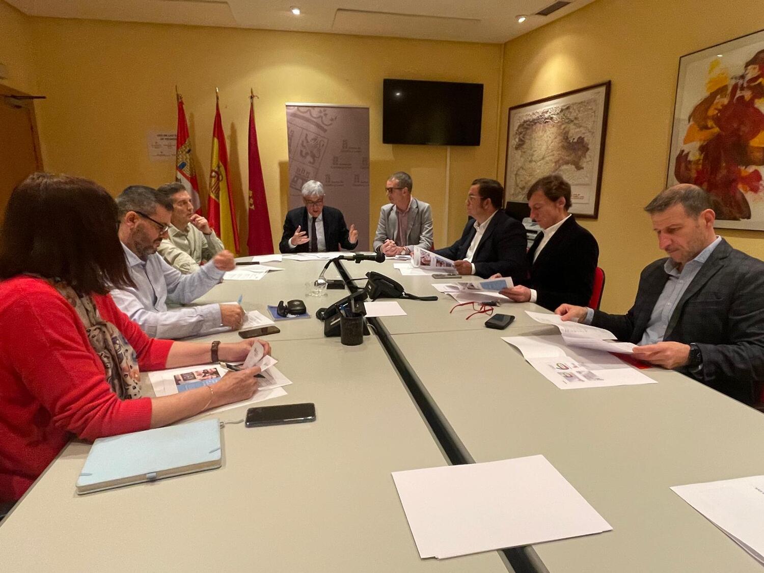 Reunión entre el delegado territorial de la Junta y las asociaciones de comerciantes y cámaras de comercio sobre el Carné 60 CYL