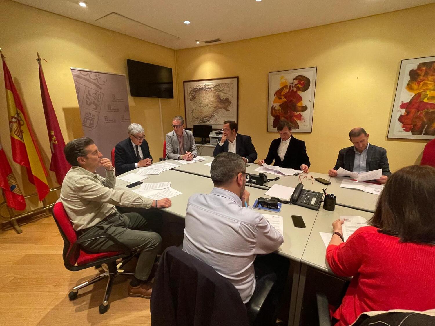 Reunión entre el delegado territorial de la Junta y las asociaciones de comerciantes y cámaras de comercio sobre el Carné 60 CYL