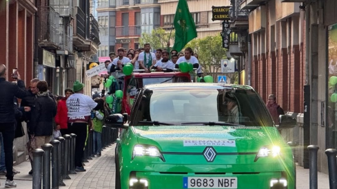 Leomotor se sumó a la celebración del ascenso del Astorga con el nuevo Renault R5