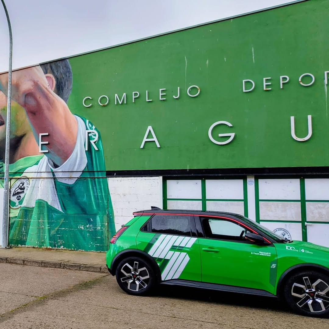 Leomotor se sumó a la celebración del ascenso del Astorga con el nuevo Renault R5