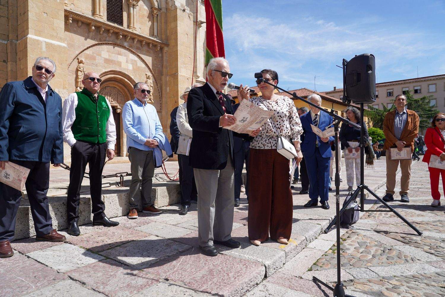 Acto de lectura de los Decreta de 1188 del rey Alfonso IX, precedida por un breve discurso de Juan Pedro Aparicio, a cargo de una treintena de personas | Campillo / ICAL