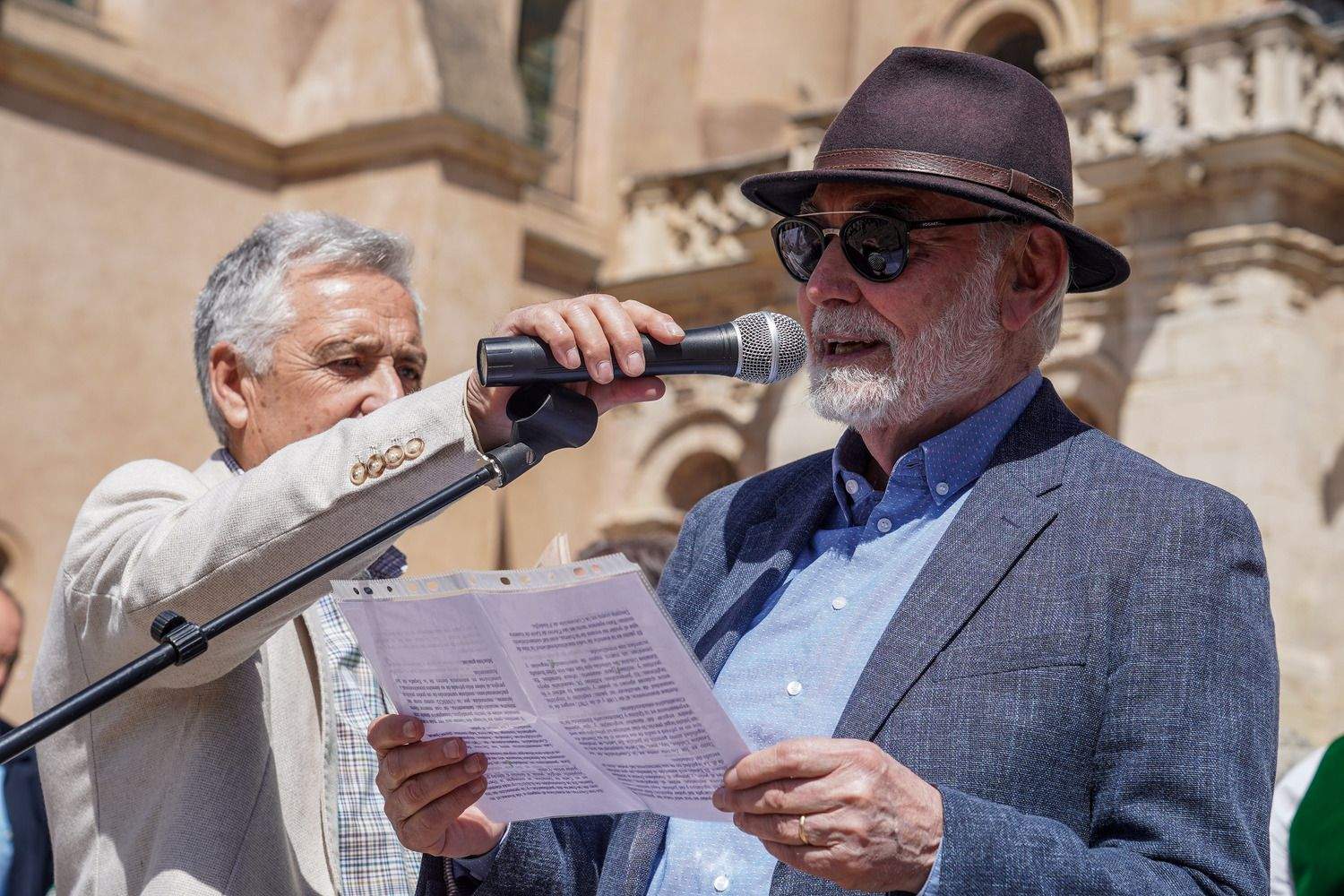 Acto de lectura de los Decreta de 1188 del rey Alfonso IX, precedida por un breve discurso de Juan Pedro Aparicio, a cargo de una treintena de personas | Campillo / ICAL