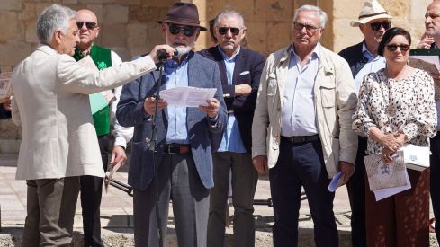 Acto de lectura de los Decreta de 1188 del rey Alfonso IX, precedida por un breve discurso de Juan Pedro Aparicio, a cargo de una treintena de personas | Campillo / ICAL