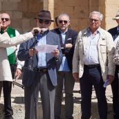 Acto de lectura de los Decreta de 1188 del rey Alfonso IX, precedida por un breve discurso de Juan Pedro Aparicio, a cargo de una treintena de personas | Campillo / ICAL