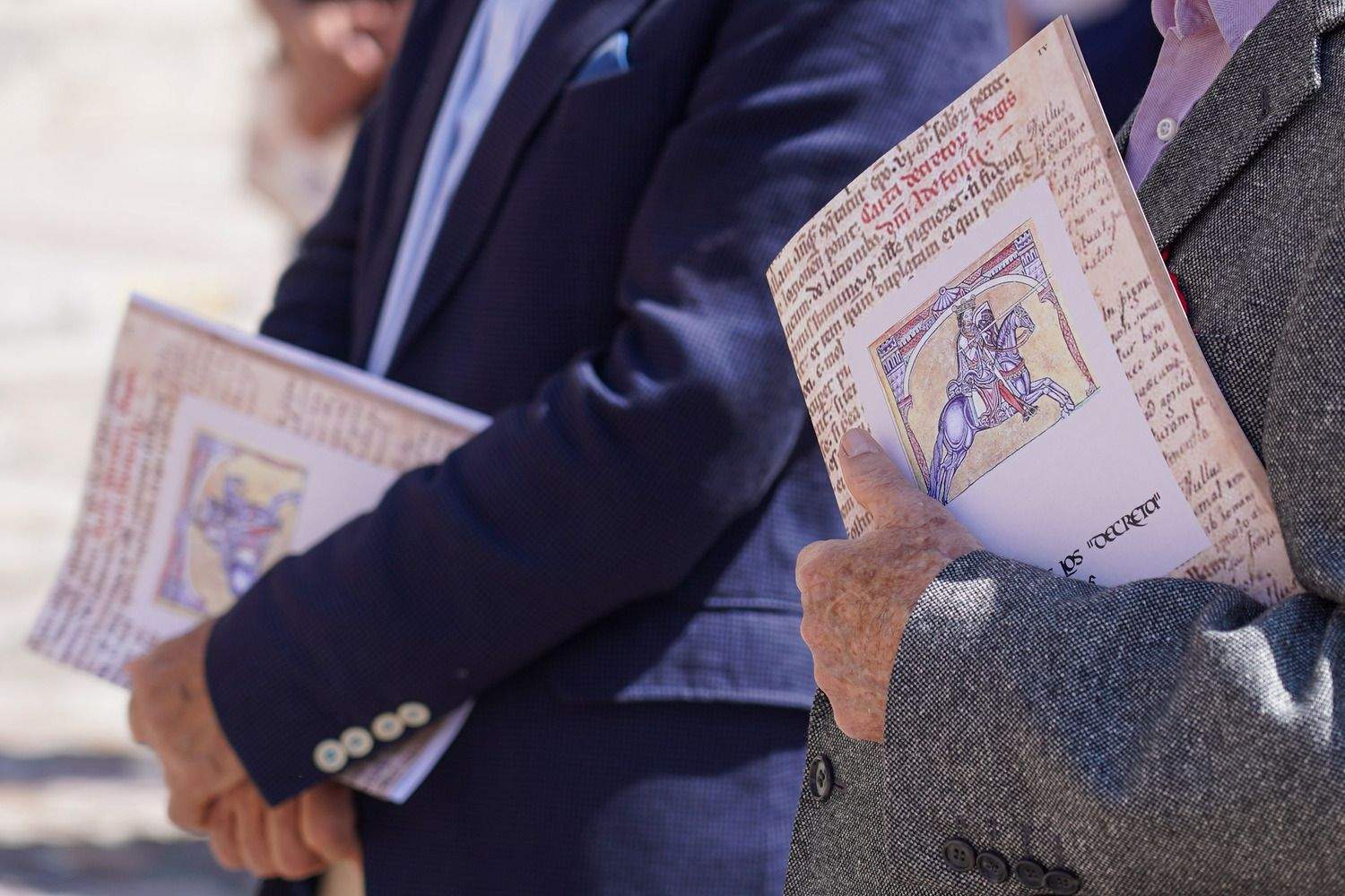 Acto de lectura de los Decreta de 1188 del rey Alfonso IX, precedida por un breve discurso de Juan Pedro Aparicio, a cargo de una treintena de personas | Campillo / ICAL