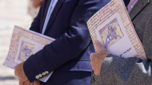 Acto de lectura de los Decreta de 1188 del rey Alfonso IX, precedida por un breve discurso de Juan Pedro Aparicio, a cargo de una treintena de personas | Campillo / ICAL Acto de lectura de los Decreta de 1188 del rey Alfonso IX, precedida por un breve discurso de Juan Pedro Aparicio, a cargo de una treintena de personas | Campillo / ICAL