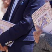 Acto de lectura de los Decreta de 1188 del rey Alfonso IX, precedida por un breve discurso de Juan Pedro Aparicio, a cargo de una treintena de personas | Campillo / ICAL