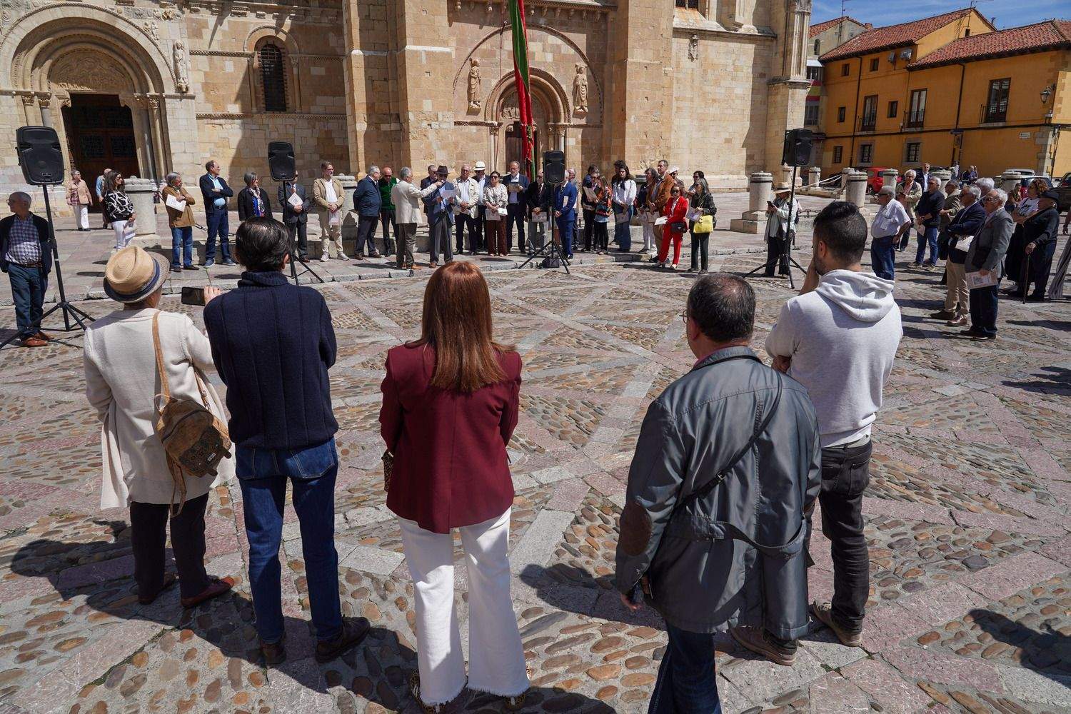 Acto de lectura de los Decreta de 1188 del rey Alfonso IX, precedida por un breve discurso de Juan Pedro Aparicio, a cargo de una treintena de personas | Campillo / ICAL