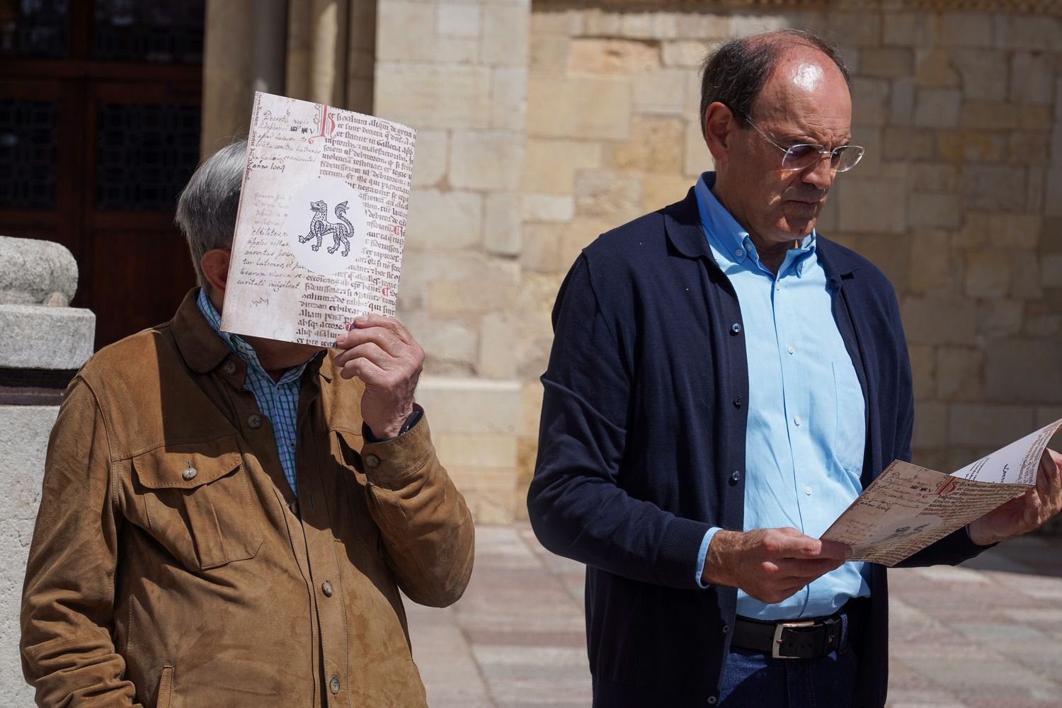 Acto de lectura de los Decreta de 1188 del rey Alfonso IX, precedida por un breve discurso de Juan Pedro Aparicio, a cargo de una treintena de personas | Campillo / ICAL