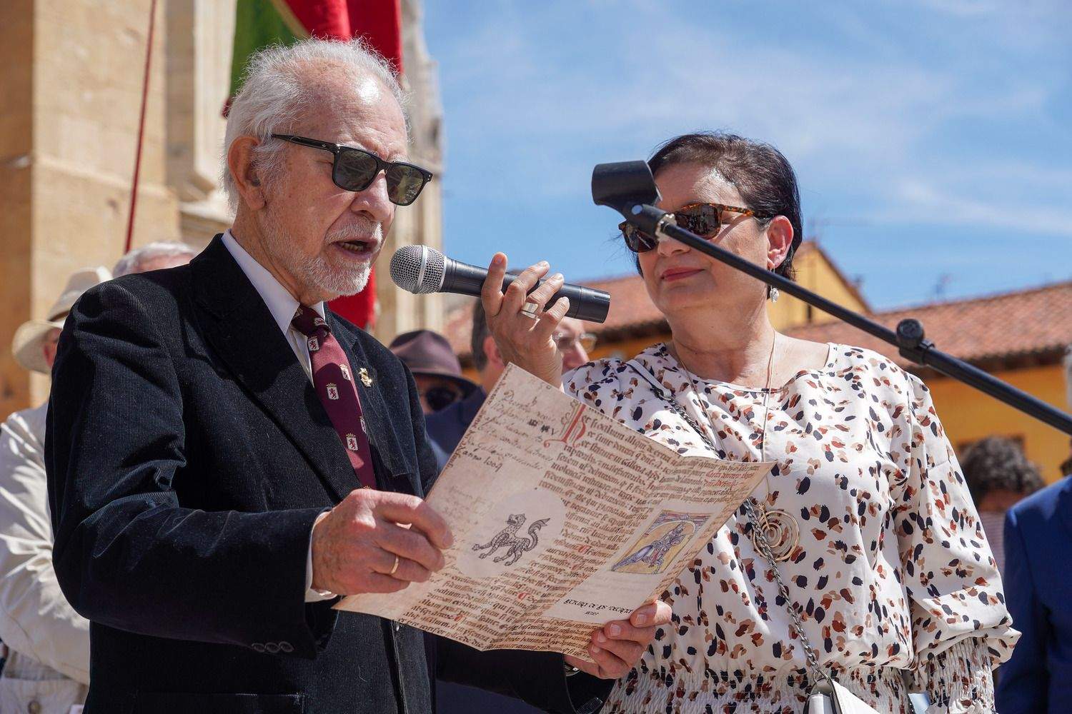 Acto de lectura de los Decreta de 1188 del rey Alfonso IX, precedida por un breve discurso de Juan Pedro Aparicio, a cargo de una treintena de personas | Campillo / ICAL