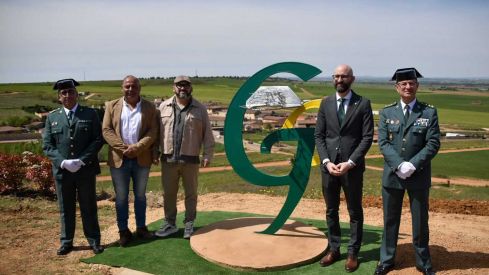 Inauguración de la escultura en homenaje a la Guardia Civil en la localidad de Fáfilas (León)