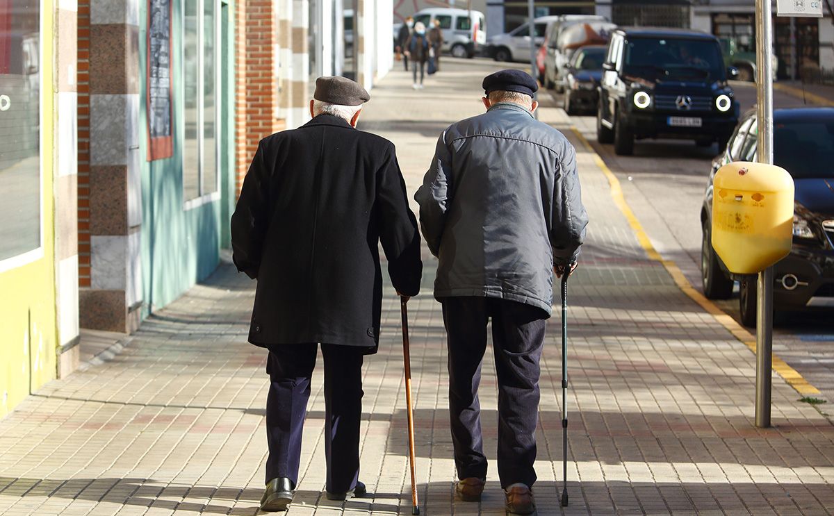 Dos ancianos paseando