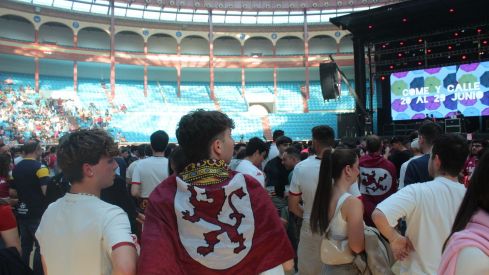 7.000 culturalistas disfrutan del derbi del siglo en la Fan Zone de la Plaza de Toros de León | José Martín 7.000 culturalistas disfrutan del derbi del siglo en la Fan Zone de la Plaza de Toros de León | José Martín