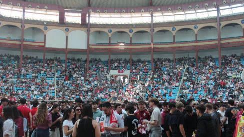 7.000 culturalistas disfrutan del derbi del siglo en la Fan Zone de la Plaza de Toros de León | José Martín 7.000 culturalistas disfrutan del derbi del siglo en la Fan Zone de la Plaza de Toros de León | José Martín