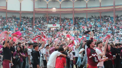 7.000 culturalistas disfrutan del derbi del siglo en la Fan Zone de la Plaza de Toros de León | José Martín 7.000 culturalistas disfrutan del derbi del siglo en la Fan Zone de la Plaza de Toros de León | José Martín