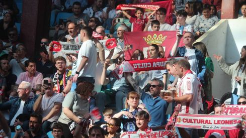 7.000 culturalistas disfrutan del derbi del siglo en la Fan Zone de la Plaza de Toros de León | José Martín 7.000 culturalistas disfrutan del derbi del siglo en la Fan Zone de la Plaza de Toros de León | José Martín